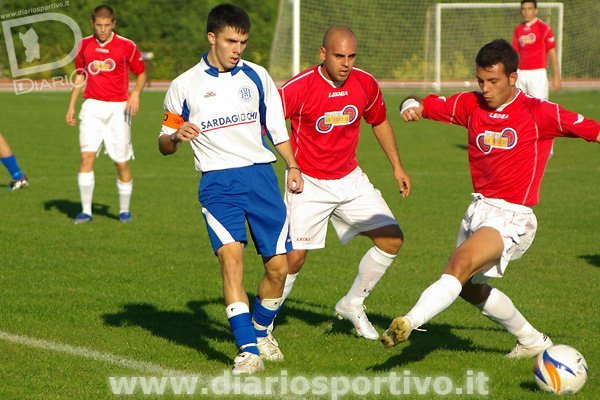 Capoterra-Barisardo 0-1, Stefano Pischedda elude l'intervento di Nicola Piras